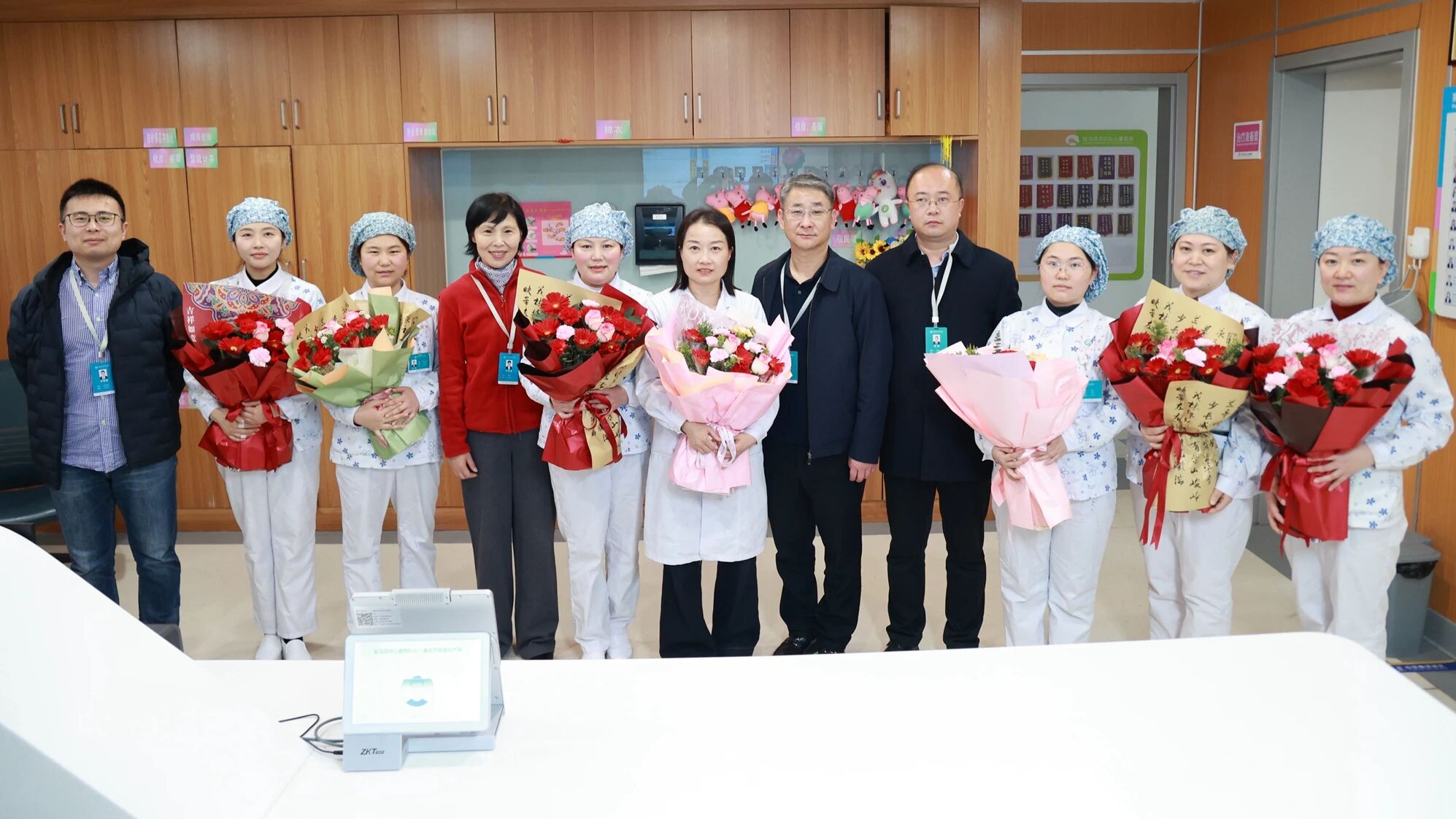 駐馬店市中心醫(yī)院開展“三八”國際婦女節(jié)走訪慰問一線女職工活動