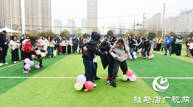 三尺講臺育桃李 運(yùn)動場上綻芳華