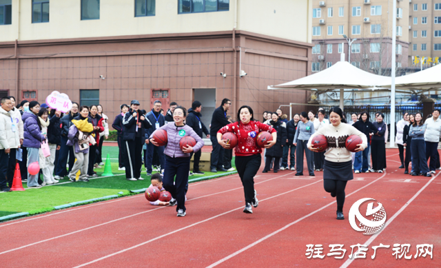 三尺講臺育桃李 運(yùn)動場上綻芳華