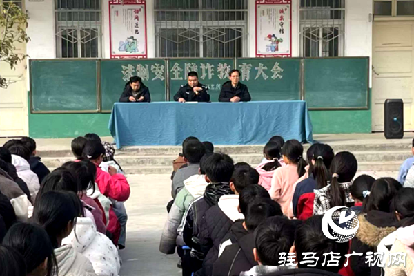 平輿縣楊埠派出所組織民警走進(jìn)楊埠一中開展&ldquo;校園法制安全教育第一課&rdquo;活動(dòng)