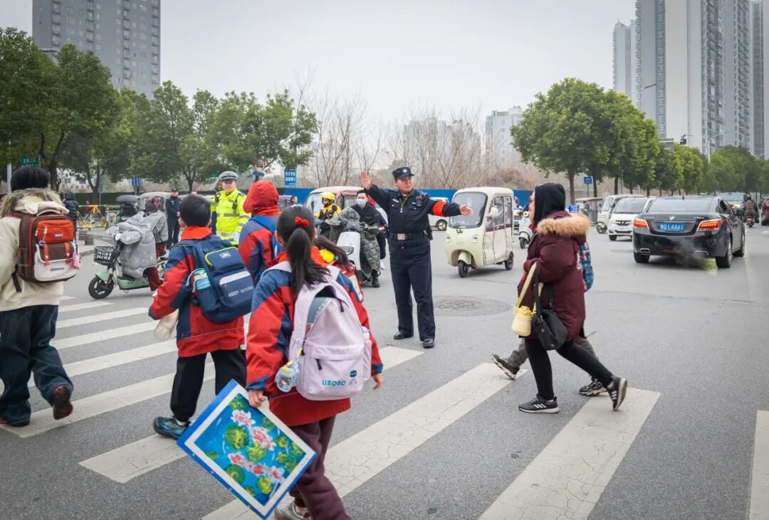 駐馬店：護(hù)航“超短學(xué)期”，平安全程在線