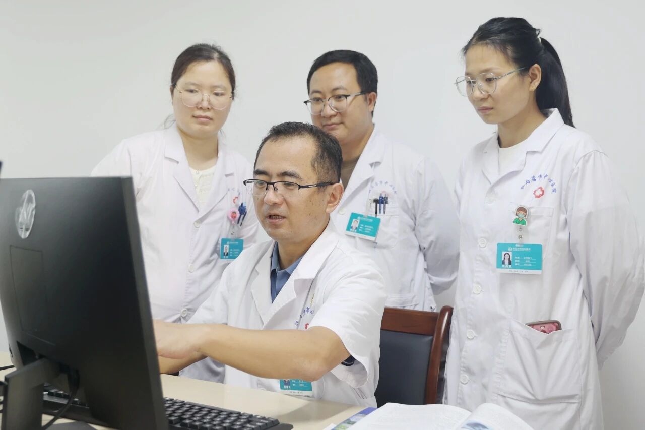 29載“隱形戰(zhàn)場”的堅守——記駐馬店市中心醫(yī)院感染性疾病科主任蔡峻嶺