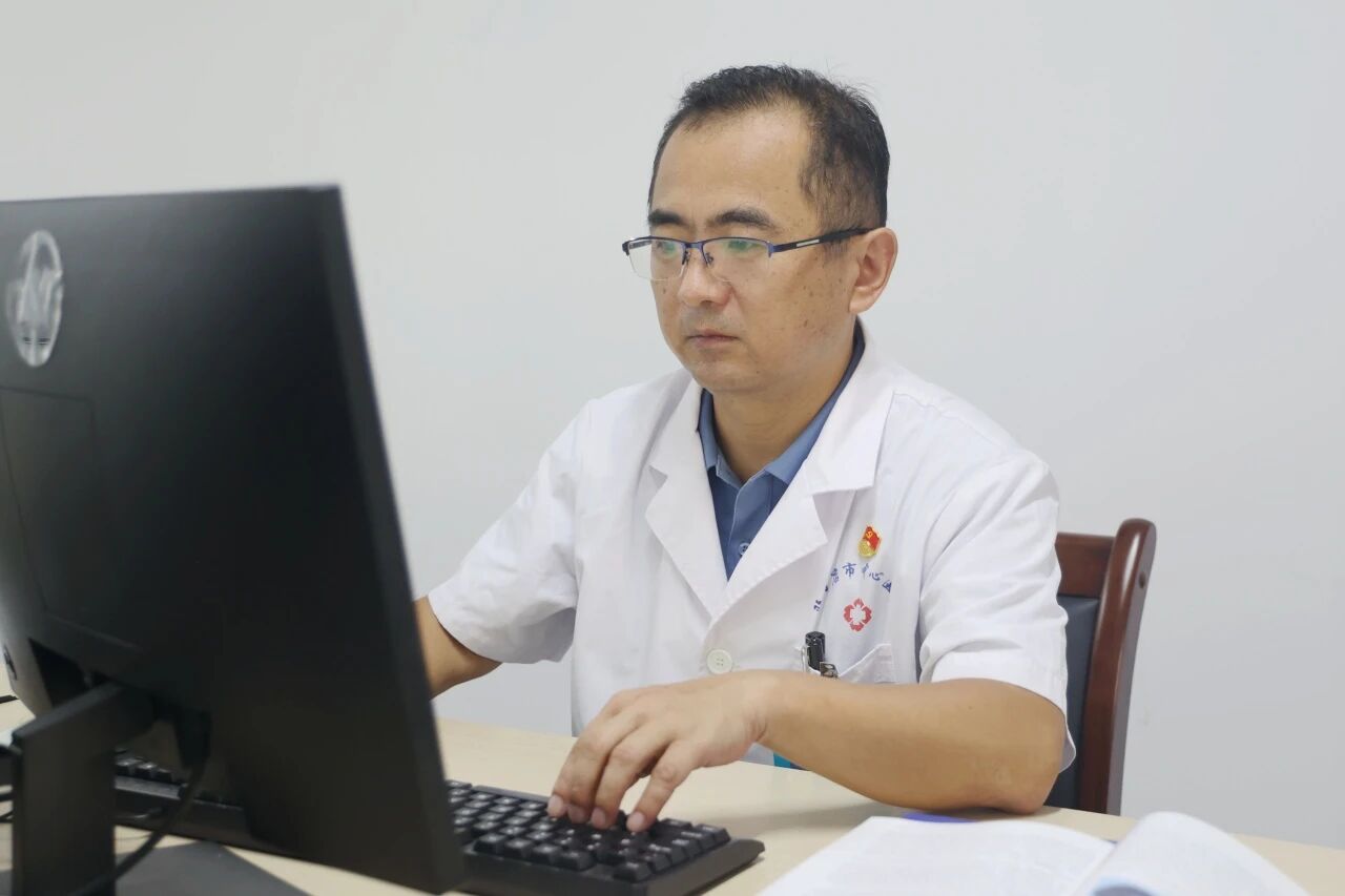 29載“隱形戰(zhàn)場”的堅守——記駐馬店市中心醫(yī)院感染性疾病科主任蔡峻嶺