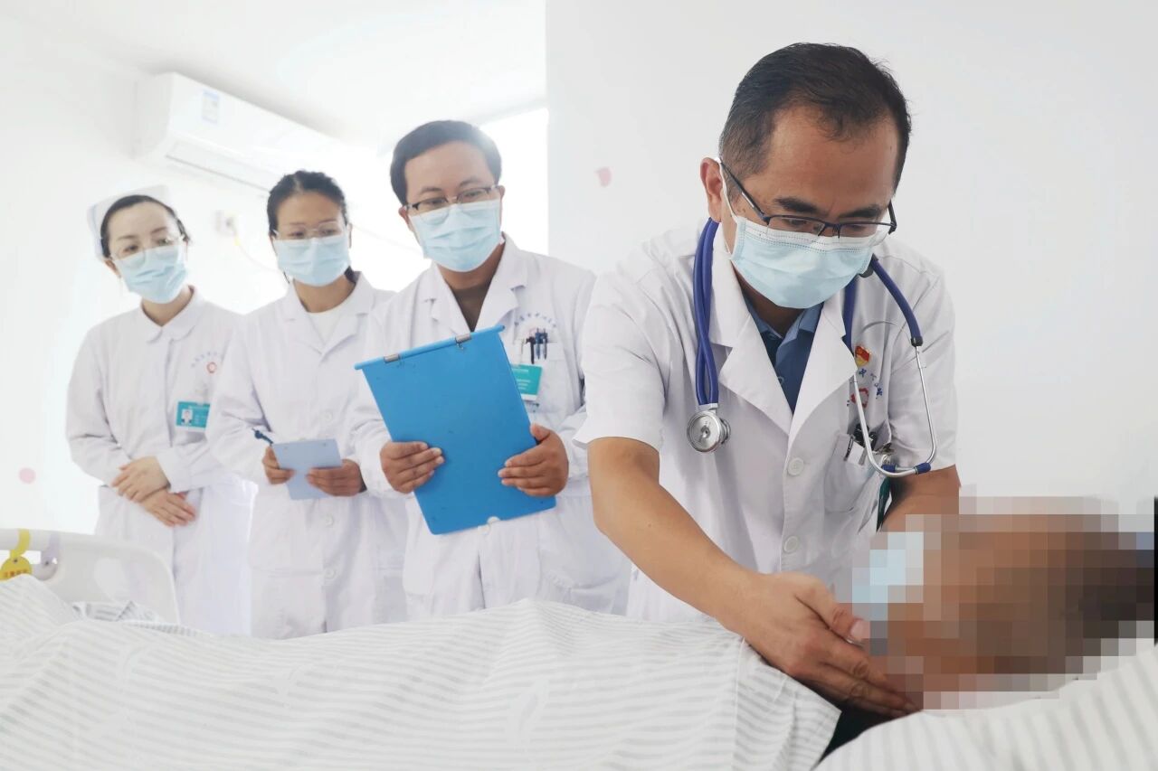 29載“隱形戰(zhàn)場”的堅守——記駐馬店市中心醫(yī)院感染性疾病科主任蔡峻嶺