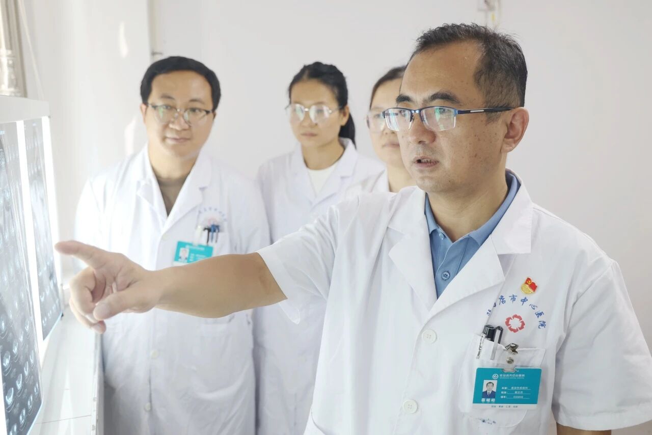 29載“隱形戰(zhàn)場”的堅守——記駐馬店市中心醫(yī)院感染性疾病科主任蔡峻嶺