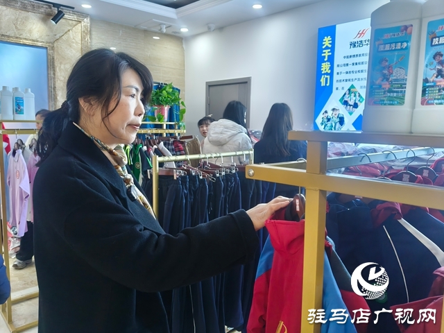 校服置換新模式受青睞 政協(xié)委員貼心服務(wù)解家長難題