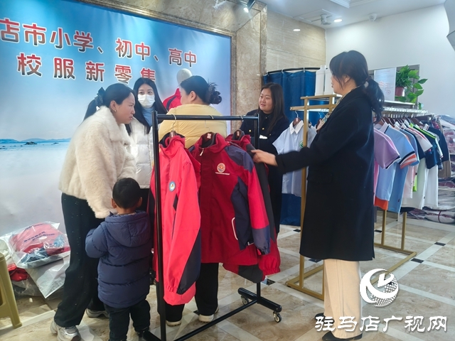 校服置換新模式受青睞 政協(xié)委員貼心服務(wù)解家長難題