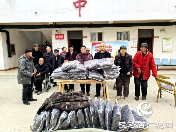 平輿縣政協(xié)委員許留根為平輿縣敬老院60位老人捐贈60件迷彩沖鋒衣